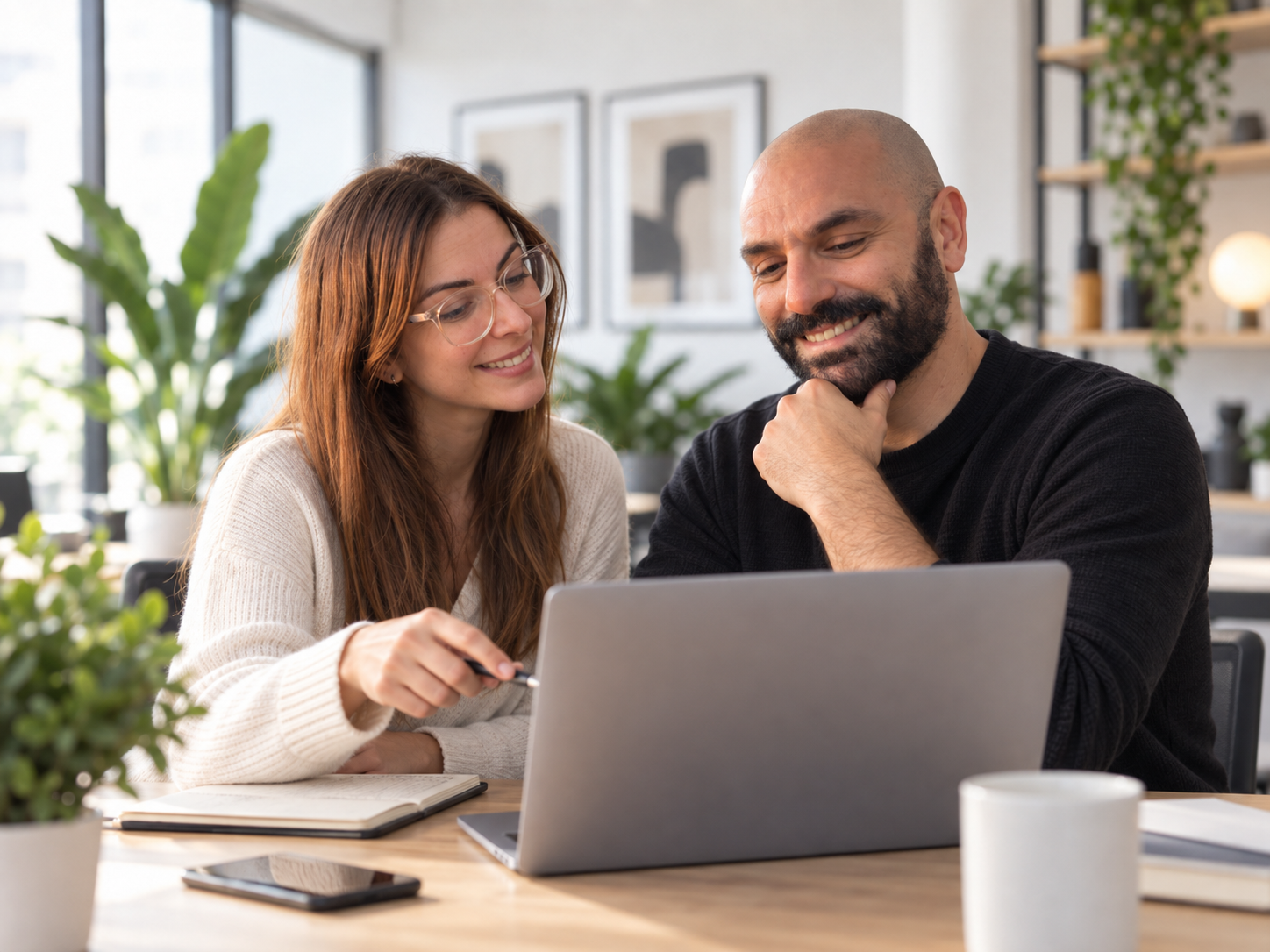 Laura Díaz y Oscar Ruiz trabajando en una estrategia SEO y GEO para un negocio de Tenerife