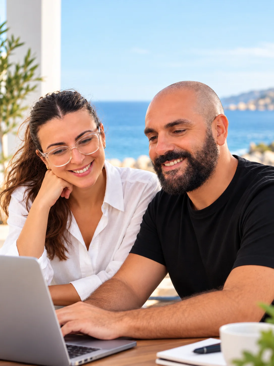 Oscar y Laura, de Luz Digital, trabajando juntos frente al mar en Tenerife